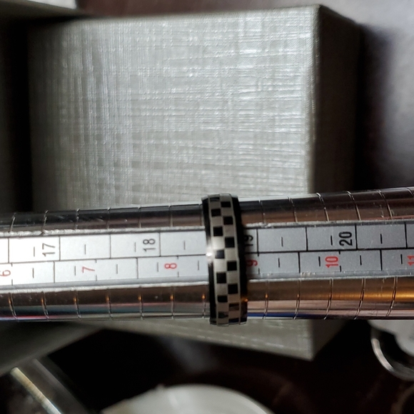 ๐ฅ5/$25๐ฅ Unisex checkered ring - Picture 2 of 3